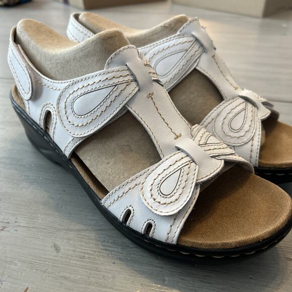 Clarks White Lexi Open Toe Stitched Bow Leather Sandal Sz 9.5 - Picture 1 of 9